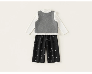 Détail d'une tenue d'automne pour fille avec gilet en dentelle et pantalon à nœuds