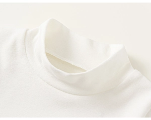 Détail de l'encolure côtelée blanche douce sur un ensemble en coton de haute qualité pour fille