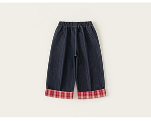 Dettaglio di jeans per bambini con vita elastica e risvolti a quadri rossi vivaci