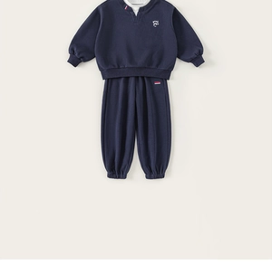 Détail de l'ensemble de sport bleu marine pour enfant avec broderie et ruban tricolore