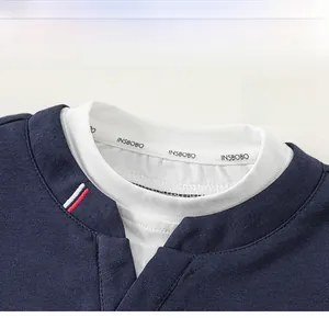 Détail du sweat-shirt bleu marine pour garçons avec col blanc et texture en coton doux