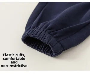 Détail des poignets élastiques bleu foncé avec texture en coton tricoté sur le pantalon