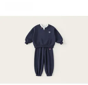 Détail du survêtement bleu marine pour enfants avec tissu coton et broderie blanche