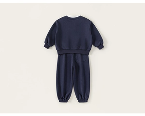 Vue arrière de l'ensemble de sport bleu marine pour enfant avec poignets élastiques