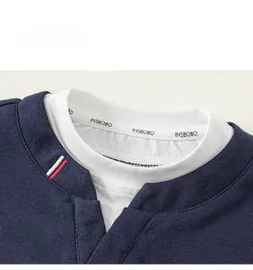 Détail de l'encolure du sweat-shirt bleu marine pour garçon avec rayures rouges et blanches