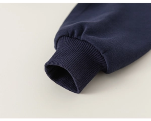 Détail macro des poignets côtelés bleu marine sur ce sweat-shirt de sport en coton