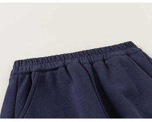 Détails de la taille élastique et des poches latérales du pantalon de sport bleu marine