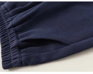 Détails d'un pantalon de sport bleu marine avec taille élastique et poche latérale