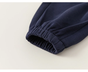 Gros plan sur les poignets élastiques en maille bleu marine pour vêtements de sport
