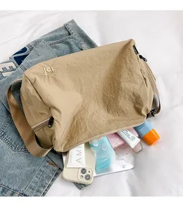 Détail de l'intérieur du sac fourre-tout en nylon kaki avec une grande capacité