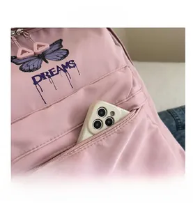 Detailansicht des rosa Rucksacks mit Schmetterlingsdruck und funktioneller Reißverschlusstasche
