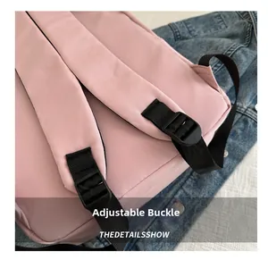 Detail der verstellbaren schwarzen Schnalle und des Nylonbands am rosa Schulrucksack