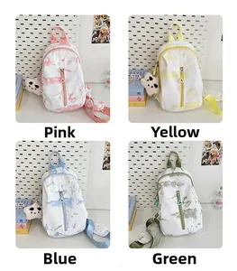 Muestra de cuatro bolsos bandolera tie-dye coloridos con lindos colgantes de panda