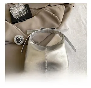 Detailansicht der silbernen Crescent-Bag mit hochwertiger Metallic-Crackle-Lederstruktur