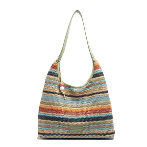 Bunte gestreifte Strohtasche mit grünen Lederriemen und Perlenanhänger für Damen