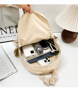 Dettaglio dell'ampio scomparto interno della borsa tote in velluto a coste beige con capacità