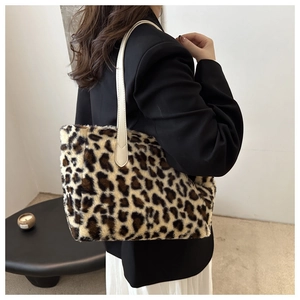 Detalle de bolso tote de piel sintética con leopardo y correa de cuero en beige
