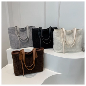 Confronto dettagliato di quattro borse tote in peluche nei colori grigio, nero e crema