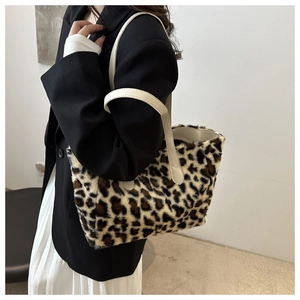 Primer plano del bolso tote de piel sintética de leopardo con correas de cuero crema