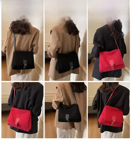 Vistas detalladas de bolsos mensajeros de ante mate en negro y rojo con diseño retro
