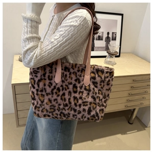 Detalle del bolso tote de piel sintética con estampado de leopardo rosa y asas