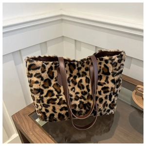 Primer plano del bolso tote de felpa con estampado de leopardo y asas de cuero marrón