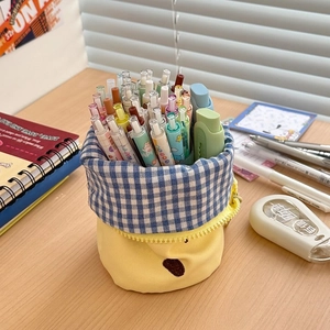 Capacity detail of the yellow checkered standing pen case showing many pens stored inside
