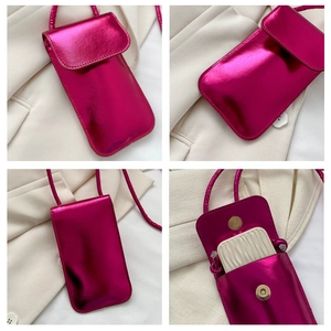 Détails du mini sac à bandoulière fuchsia métallisé avec fermoir aimanté pratique