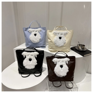 Detail van vier kleurrijke lederen shopper tassen met pluche Schnauzer decor op wit decor