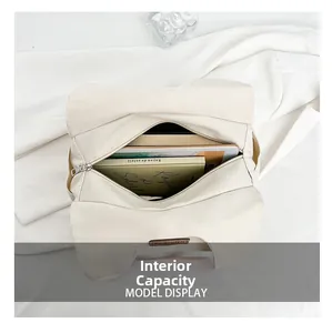 Vista dall'alto dell'interno capiente della borsa in tela beige piena di molti libri