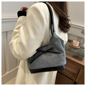 Vue détaillée d'un sac cabas en denim avec un nœud décoratif en cuir élégant