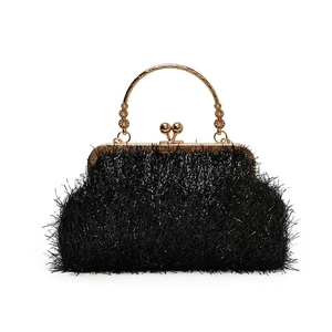 Sac de soirée noir élégant avec de longues franges et des poignées dorées en métal