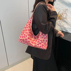 Borsa a spalla da donna rosa leopardata in finta pelle lucida con forma a mezzaluna