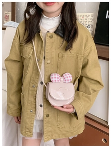 Fille portant un petit sac bandoulière rose clair avec nœud à carreaux et chat