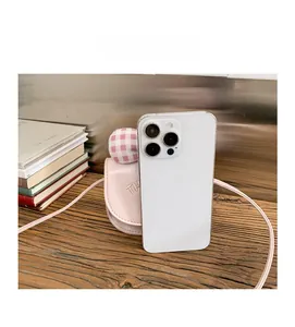 Mini sac bandoulière rose présenté à côté d'un smartphone pour comparer les dimensions