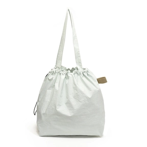 Minimalistische Nylon Beuteltasche in Hellbeige mit Kordelzug und Schulterriemen