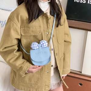 Sac bandoulière bleu pour enfant avec nœud à carreaux sur une veste jaune moutarde