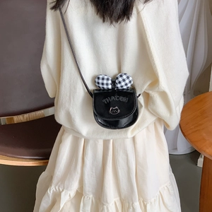 Petit sac bandoulière pour fille avec nœud à carreaux et chat en métal noir