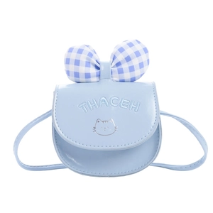 Mini sac bandoulière bleu clair pour filles avec nœud à carreaux et broderie chat sur blanc