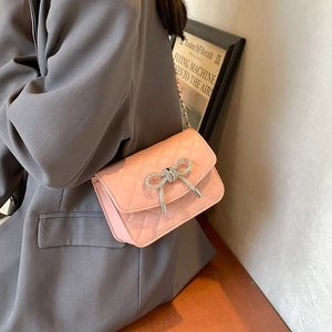 Roze gewatteerde crossbodytas met strass-strik en metalen ketting voor dames