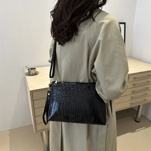 Fashionable black crocodile pattern envelope clutch bag with gold chain strap for women