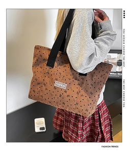 Détail du sac fourre-tout en velours côtelé avec nœuds et étiquette de mode