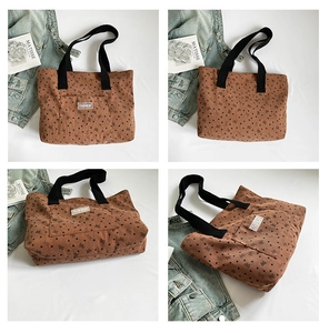 Détails de ce sac fourre-tout en velours côtelé marron aux motifs cœurs et nœuds