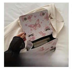 Vue détaillée de l'intérieur du sac à chaîne papillon montrant sa capacité de rangement