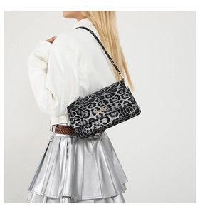 Détail d'un sac à bandoulière chic à imprimé léopard avec garniture en métal doré