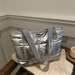 Grand sac cabas matelassé argenté pour femme, style doudoune avec intérieur spacieux