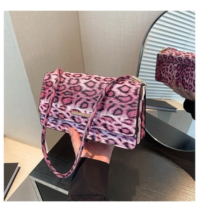 Détail d'un sac à main rose à motif léopard avec une boucle en métal doré élégant