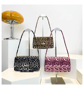 Trois sacs à bandoulière léopard en marron, gris et rose avec boucles dorées
