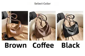 Drei minimalistische Hobo-Taschen in Braun, Hellbraun und Schwarz auf neutralem Grund