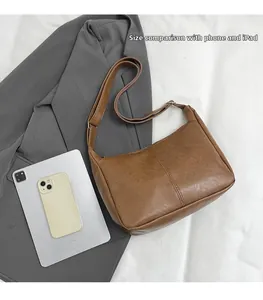 Detailansicht der braunen Vintage-Einkaufstasche mit Handy und Tablet zum Größenvergleich